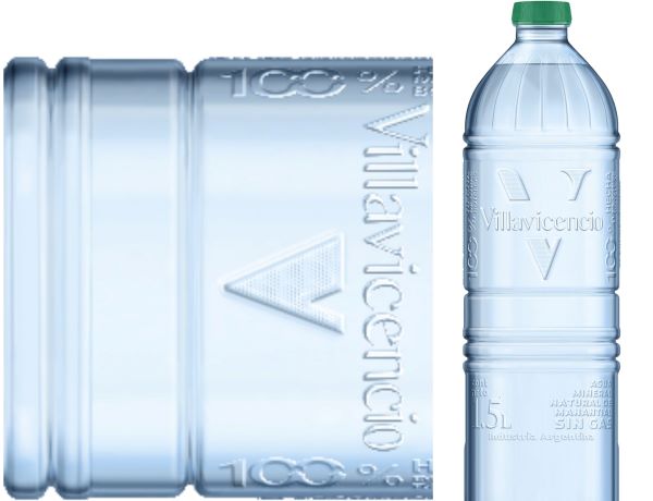 Una botella de agua de plástico reciclado y sin etiqueta para