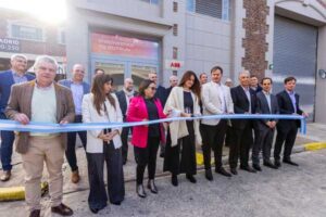 Giselle Somale Country Holding Officer ABB Argentina Uruguay y Paraguay realiza el corte de cintas en la jornada inaugural (002)