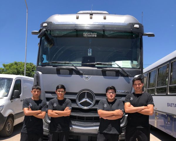 Becarios TruckCionar Futuro y Camión
