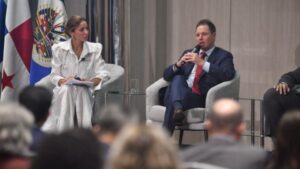 Jorge Brito presidente de Genneia en foro de la OEA