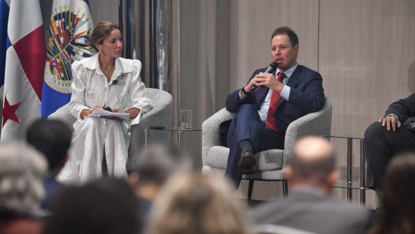 Jorge Brito presidente de Genneia en foro de la OEA